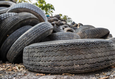 Rund 100 Altreifen wurden illegalerweise bei der „Chartaque“ in Mühlacker entsorgt.