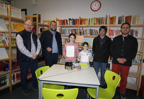 Die beiden Erfinderinnen im Kreis der Gratulanten: Schulleiter Andreas Enderle (von links), Bürgermeister Marco Gauger, Fabienne Wentsch, Tabea Wentsch, Silvan Palige und Christian Wolf.