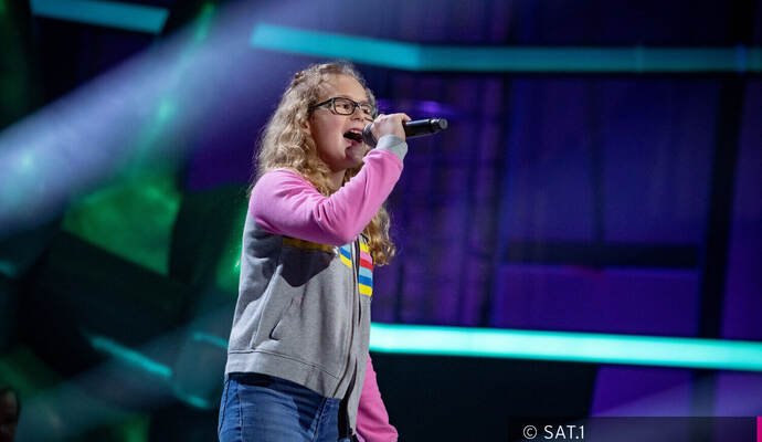 Mia Kühner aus Schmie eroberte Anfang März die Herzen aller Coaches bei den Blind Auditions der Musik Show The Voice Kids.