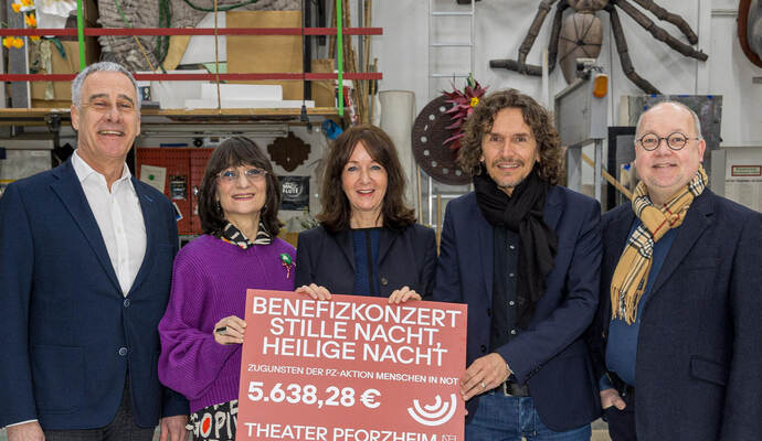 Elsa Genova vom Ballettzentrum am Theater (Zweite von links), Verwaltungschef Uwe Dürigen (Zweiter von rechts) und Intendant Markus Hertel (rechts) überreichen an Thomas Satinsky (links) und Susanne Knöller (Mitte) in der bunten Kulisse des Malersaals den symbolischen Spendenscheck. Theater Spende MiN Benefizkonzert