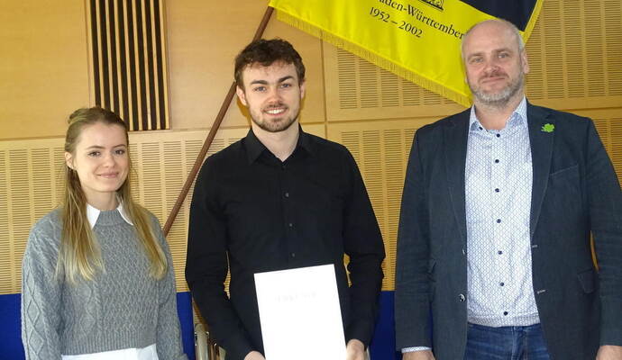 Bürgermeister Matthias Leyn (von rechts) bestellte Noah Hammann zum Standesbeamten. Darüber freut sich auch Alina Mundi, stellvertretende Hauptamtsleiterin in Schömberg. Bürgermeister Matthias Leyn (von rechts) bestellte Noah Hammann zum Standesbeamten. Darüber freut sich auch Alina Mundi, stellvertretende Hauptamtsleiterin in Schömberg.