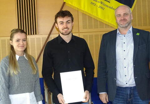 Bürgermeister Matthias Leyn (von rechts) bestellte Noah Hammann zum Standesbeamten. Darüber freut sich auch Alina Mundi, stellvertretende Hauptamtsleiterin in Schömberg.