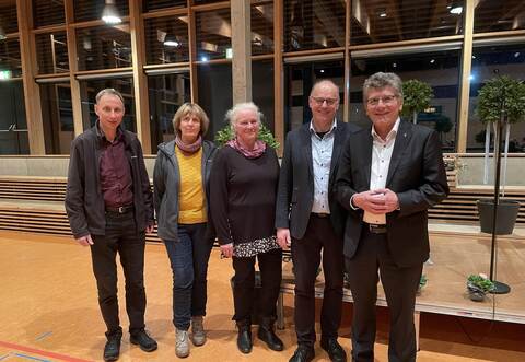 Beim Vortrag in Wimsheim: die Kirchengemeinderäte Dieter Weeber und Elisabeth Kaupp, Pfarrerin Erika Haffner, Pfarrer Daniel Haffner und Landesbischof Ernst-Wilhelm Gohl (von links).