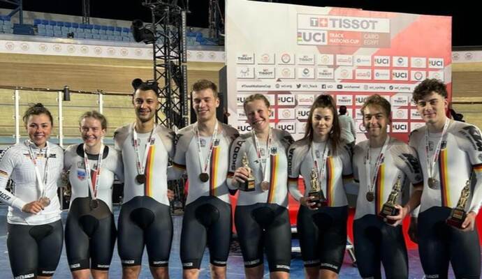 Die erfolgreichen Viererteams der Frauen und Männer mit dem Ellmendinger Benjamin Boos (rechts) beim Nationencup in Kairo. Die erfolgreichen Viererteams der Frauen und Männer mit dem Ellmendinger Benjamin Boos (rechts) beim Nationencup in Kairo.