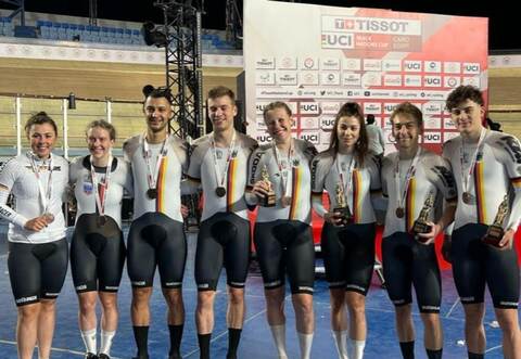 Die erfolgreichen Viererteams der Frauen und Männer mit dem Ellmendinger Benjamin Boos (rechts) beim Nationencup in Kairo.
