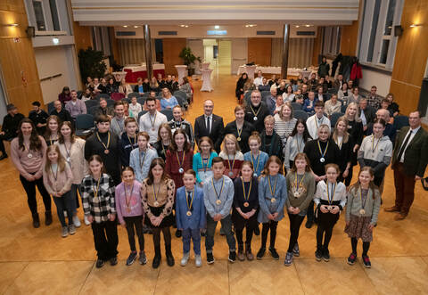 Oberbürgermeister Frank Schneider (rechts) hat die Mühlacker Sportlerinnen und Sportler für ihre Leistungen im vergangenen Jahr ausgezeichnet.
