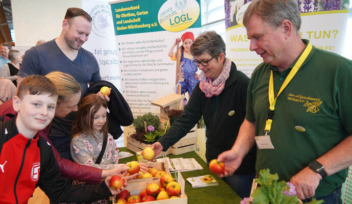 Informieren über die Obst- und Gartenbauvereine: Jürgen Metzger und Karen Prem (von rechts).