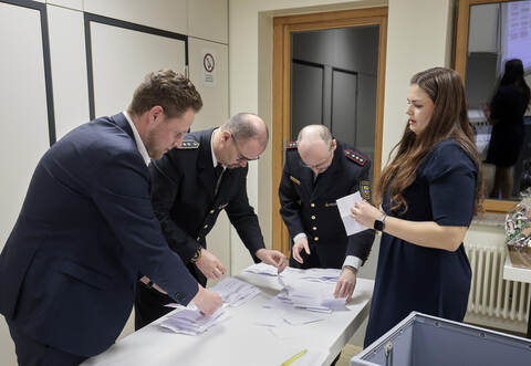Spannende Auszählung: Wahlleiter Pascal Nouvel (von links), Kreisbrandmeister Carsten Sorg, Kreisverbandschef Markus Haberstroh, und Alina Reich.