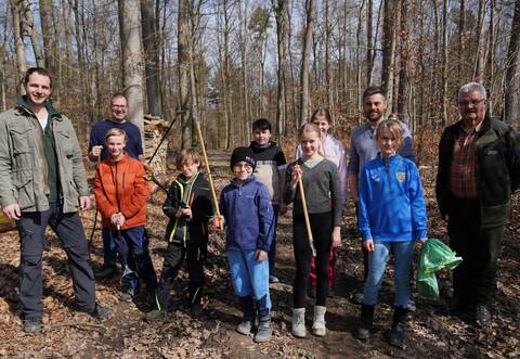 Alle helfen mit: Auch Bürgermeister Thomas Maag (links) hat sich an der Aktion im Wald beteiligt.