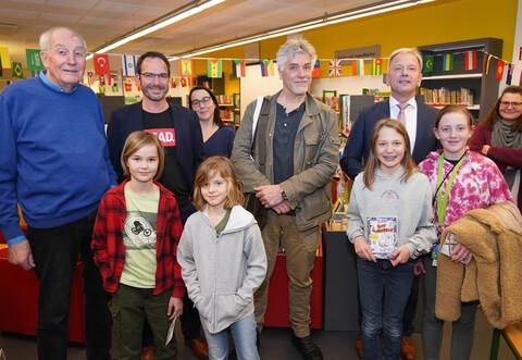 Lesen bildet: Das können der Dialektkenner Richard Behlmer, Peter Heissenberger von der Fachstelle für Bibliothekswesen, Bettina Richert von der Gemeindebücherei, Autor Hans-Jürgen Feldhaus und Bürgermeister Heiko Genthner (von links, hinten) nur unterstreichen.