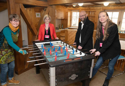 C hristine König, Sylvie Rüegg (Bereichsleitung miteinanderleben), Knittlingen Bürgermeister Alexander Kozel und Kristina Heidenreich (von links) eröffnen das neu geschaffene Jugendhaus.