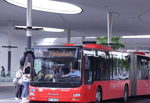 Passagiere steinen an Pforzheims ZOB in einen Bus nach Königsbach ein: Das Deutschlandticket soll den Nahverkehr bundesweit einfacher und günstiger machen. Die Vorbereitungen im Verkehrsverbund Pforzheim-Enzkreis (VPE) sind aufwendig.