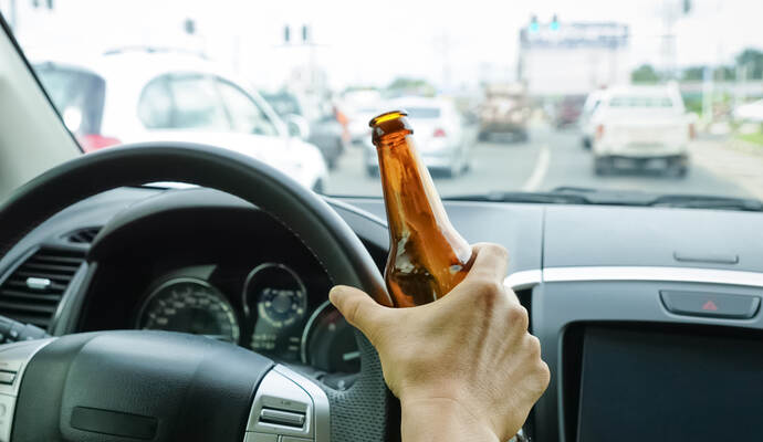 Alkohol am Steuer wird für einen 42-Jährigen teuer.
