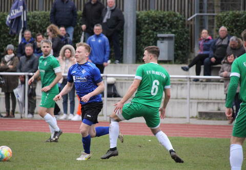 Durchaus dominant ist der Auftritt des FC Viktoria Enzberg (blaue Trikots) beim Auswärtsspiel in Niefern.
