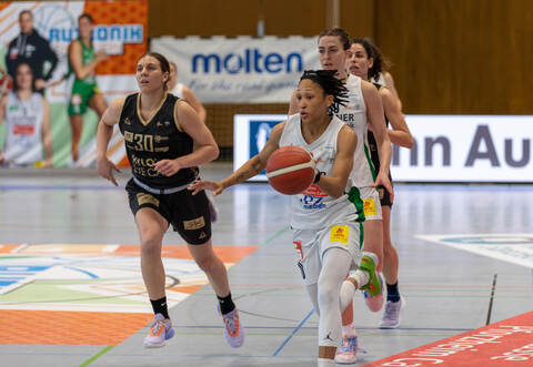 Adrienne Webb (rechts) war beste Werferin der Sterne.