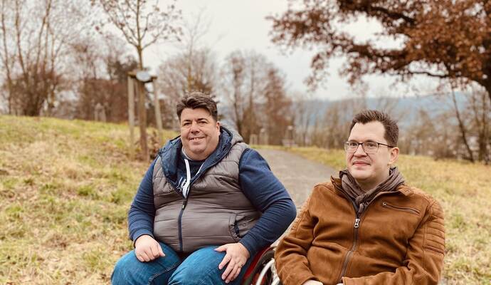 Alexander Lang (links) und sein Geschäftspartner Philipp Schenk sammeln Rollstühle und Gehhilfen für Hilfsbedürftige in der Ukraine. Alexander Lang (links) und sein Geschäftspartner Philipp Schenk sammeln Rollstühle und Gehhilfen für Hilfsbedürftige in der Ukraine.