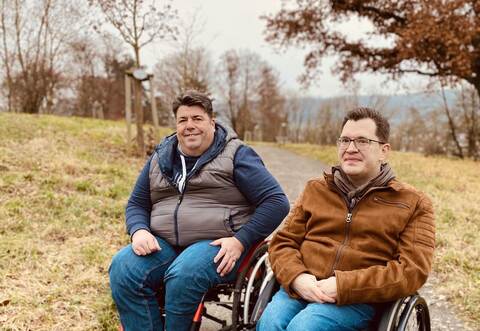 Alexander Lang (links) und sein Geschäftspartner Philipp Schenk sammeln Rollstühle und Gehhilfen für Hilfsbedürftige in der Ukraine.