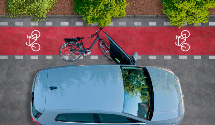 In Königsbach wurde eine 12-jährige Radfahrerin durch eine Autotür verletzt.