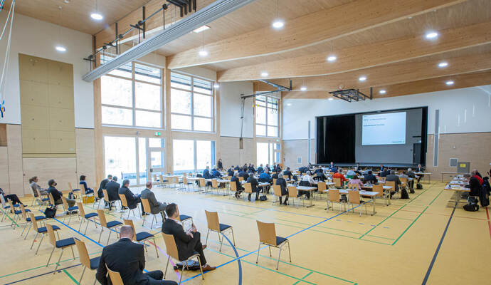 In der neuen Enzauenhalle in Höfen, hier eine Sitzung des Regionalverbands Nordschwarzwald, sollen künftig auch Veranstaltungen stattfinden,mit denen die Gemeinde Geld verdienen kann. Archivfoto: Meyer Regionalverband Vebandsdirektor Hemberger