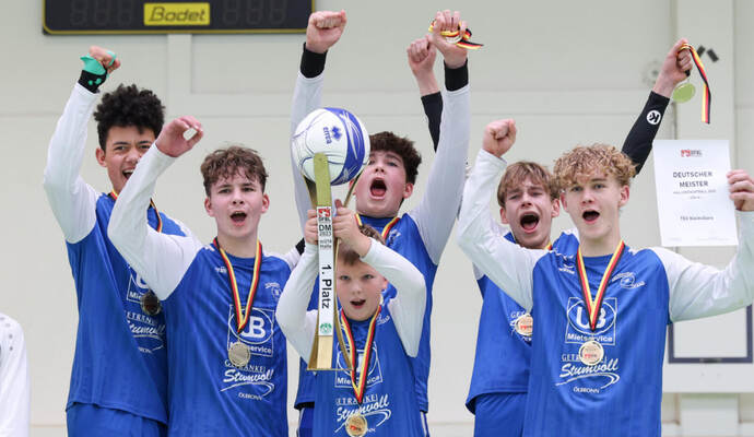 Das U14-Team des TSV Kleinvillars um Lenn Spitzmüller, Gero Hagenlocher, Milo Aberle, Urs Mühleisen, Fabian Blanc und Paul Vinçon jubelt nach dem Finalsieg und lässt sich als Deutscher Meister feiern.