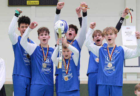 Das U14-Team des TSV Kleinvillars um Lenn Spitzmüller, Gero Hagenlocher, Milo Aberle, Urs Mühleisen, Fabian Blanc und Paul Vinçon jubelt nach dem Finalsieg und lässt sich als Deutscher Meister feiern.
