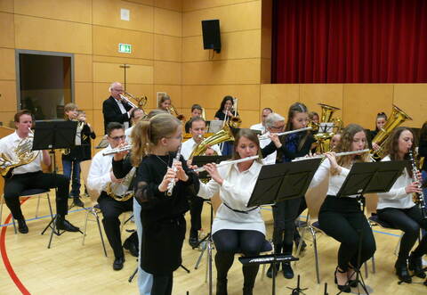 Ein Novum beim Jahreskonzert des Musikvereins: der gemeinsame Auftritt der Jugendkapelle Neulingen mit dem Großen Blasorchester.