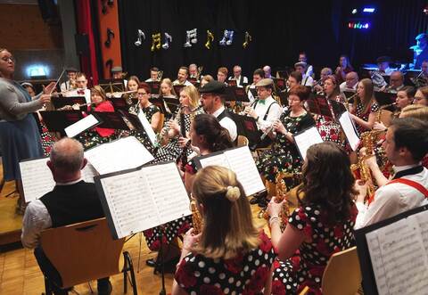 Das große Blasorchester des Ersinger Musikvereins hat am Sonntagabend unter Eva Riexingers (links) Leitung die 1960er-Jahre in den Mittelpunkt gerückt.