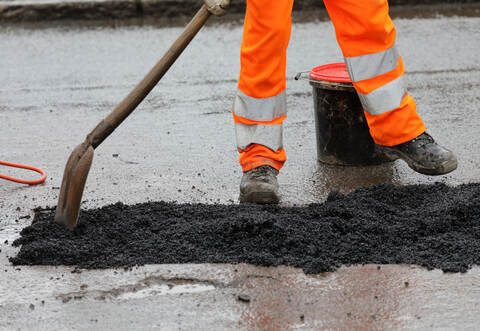 Schlaglöcher werden notdürftig geflickt
