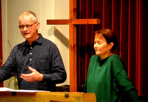 Siegfried Mangold und Ehefrau Andrea Mangold bei den Proben im Gemeindehaus in Illingen.