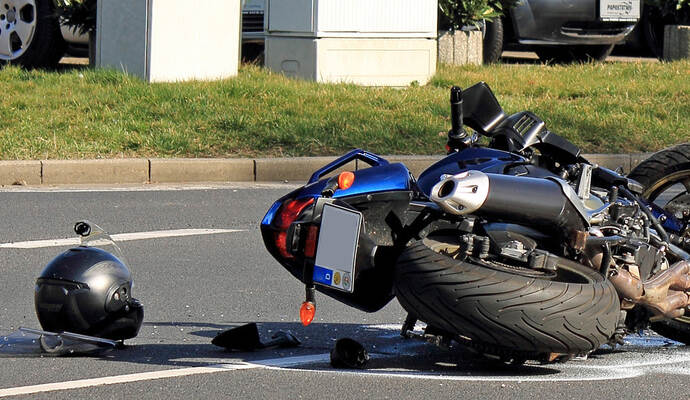 In Schömberg kam es zu einem Zusammenstoß zwischen einem Motorrad (Symbolbild) und einem Auto.