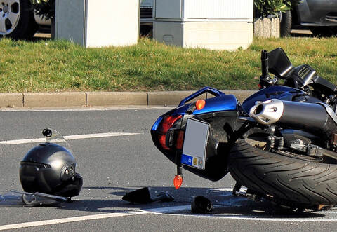 In Schömberg kam es zu einem Zusammenstoß zwischen einem Motorrad (Symbolbild) und einem Auto.