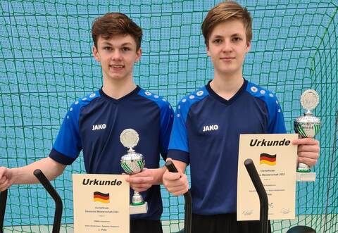 Die U17-Radballer Sebastian Steppuhn (rechts) und Robin Häußermann vom RSC Kieselbronn freuen sich über Platz drei im DM-Viertelfinale.