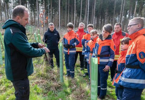 500 Stileichen bringt Revierförster Bernd Obermeier (links) für die Baumpflanzaktion der Ötisheimer Jugendfeuerwehr mit.