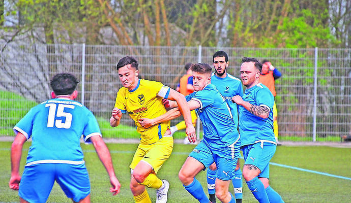 Vor allem zu Beginn der zweiten Hälfte ist der TSV Phönix Lomersheim (gelbe Trikots) kaum zu stoppen. Der Gast aus Kornwestheim bedient sich allen Mitteln und doch liegt der Ball gleich mehrmals im Gästetor. Bächle Vor allem zu Beginn der zweiten Hälfte ist der TSV Phönix Lomersheim (gelbe Trikots) kaum zu stoppen. Der Gast aus Kornwestheim bedient sich allen Mitteln und doch liegt der Ball gleich mehrmals im Gästetor. Bächle