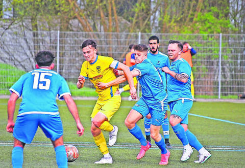 Vor allem zu Beginn der zweiten Hälfte ist der TSV Phönix Lomersheim (gelbe Trikots) kaum zu stoppen. Der Gast aus Kornwestheim bedient sich allen Mitteln und doch liegt der Ball gleich mehrmals im Gästetor.  Bächle