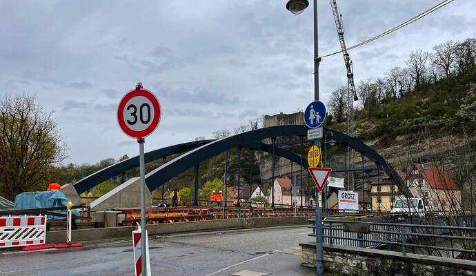 Die Bauarbeiten an der neuen Herrenwaagbrücke werden laut dem Regierungspräsidium Karlsruhe erst im Mai beendet sein.