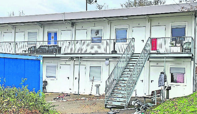 Wie hier in der Wiernsheimer Lindenstraße soll bald auch auf dem Friedhofsparkplatz in Pinache eine Wohncontaineranlage entstehen. Hepfer Wie hier in der Wiernsheimer Lindenstraße soll bald auch auf dem Friedhofsparkplatz in Pinache eine Wohncontaineranlage entstehen. Hepfer