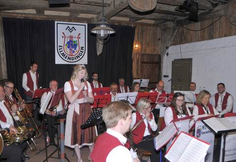 Die gekonnte Kombination aus Musik und Wein bietet der Musikverein Ellmendingen in der Kelter Dietenhausen. Über die verschiedenen Weine referiert Weinkönigin Saskia Drapa.