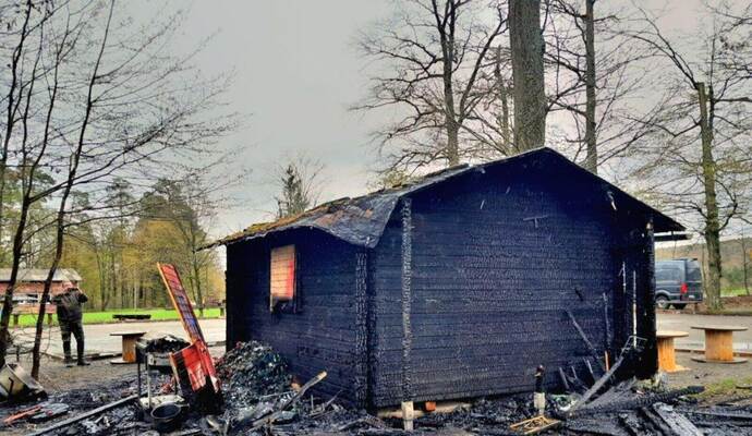 Die Hütte des Boule-Clubs muss neu aufgebaut werden. Die Hütte des Boule-Clubs muss neu aufgebaut werden.