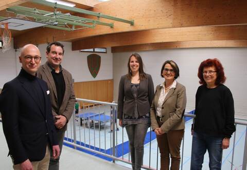 Fit für den Klimaschutz: Für einen Infoabend holt der Turngau-Vorsitzende Philippe A. Singer (links) den Energieberater Gunnar Böttger sowie Felicia Wurster und Edith Marqués Berger von der Klimaschutz- und Energieagentur Enzkreis-Pforzheim zum TB Wilferdingen, vertreten durch die Vorsitzende Beate Bartel.