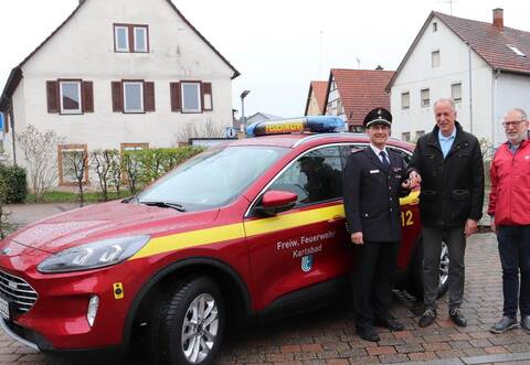 Im Bild: Bürgermeister Jens Timm (Bildmitte) mit Feuerwehrkommandant Holger Fuhr. Rechts: Feuerwehrsachbearbeiter im Haupt- und Personalamt, Jürgen Augenstein.