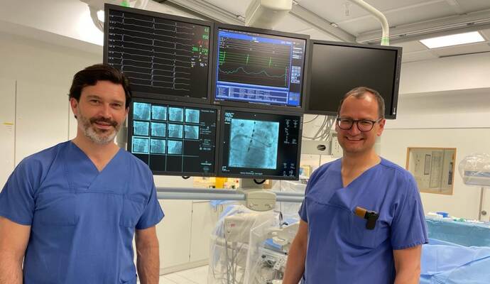 Ulli Parade und Stefan Pfeiffer (von links) freuen sich über die Zusammenarbeit in der Kardiologie im RKH Krankenhauses Mühlacker.