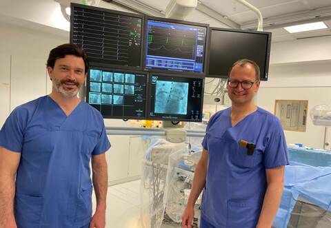 Ulli Parade und Stefan Pfeiffer (von links) freuen sich über die Zusammenarbeit in der Kardiologie im RKH Krankenhauses Mühlacker.