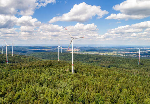 Ähnlich wie hier im Windpark Straubenhardt könnten auch auf den Großglattbacher Höhenzügen solche Anlagen entstehen.