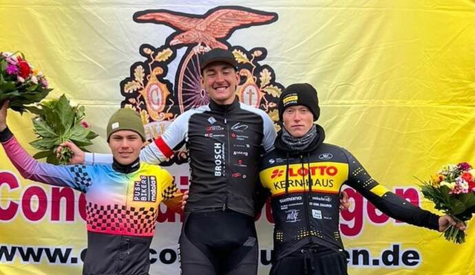 Sc hwalben-Mitglied Moritz Augenstein (Mitte) landete beim 35. Burggener Straßenpreis auf Platz eins. Sc hwalben-Mitglied Moritz Augenstein (Mitte) landete beim 35. Burggener Straßenpreis auf Platz eins.
