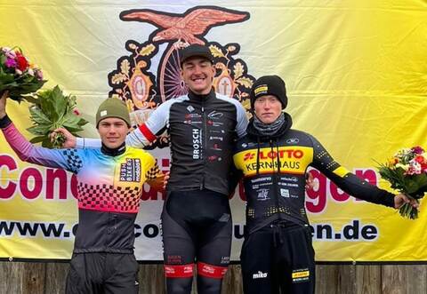 Sc hwalben-Mitglied Moritz Augenstein (Mitte) landete beim 35. Burggener Straßenpreis auf Platz eins.