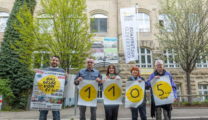 Alexander Lauinger vom Kulturhaus Osterfeld, Andreas König, Ute Middel und Gabriele König (von links) von der Kunstinitiative überreichen an Susanne Knöller, Vorsitzende von „Menschen in Not“ (Mitte), symbolisch 1105 Euro . Foto: Meyer KiP Spende MiN