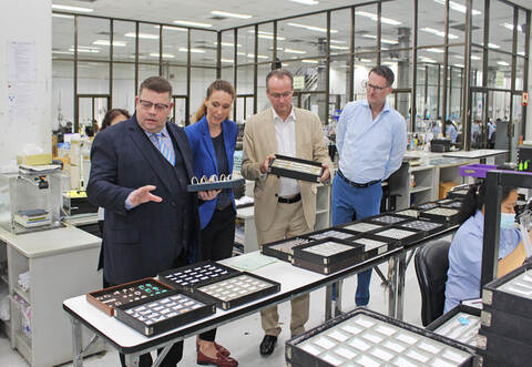 Managing Director Roman Heffels von Breuning erläutert Gunther Krichbaum (Mitte) die Abläufe im Werk.