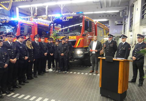 Zur offiziellen Übergabe der beiden Fahrzeuge traten die Feuerwehrangehörigen vor diesen an. Bürgermeister Marco Gauger (rechts neben dem Fahrzeug) und neben ihm Stadtbrandmeister Tido Lüdtke, Abteilungskommandant Karl-Heinz Schwerdtle und Gerätewart Michael Metzler.
