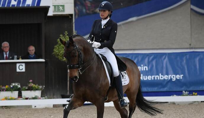 Anja Plönzke aus München gewinnt mit dem kraftvollen Hengst Tannenhof‘s Fahrenheit die Grand Prix Kür am Samstagabend. Anja Plönzke aus München gewinnt mit dem kraftvollen Hengst Tannenhof‘s Fahrenheit die Grand Prix Kür am Samstagabend.